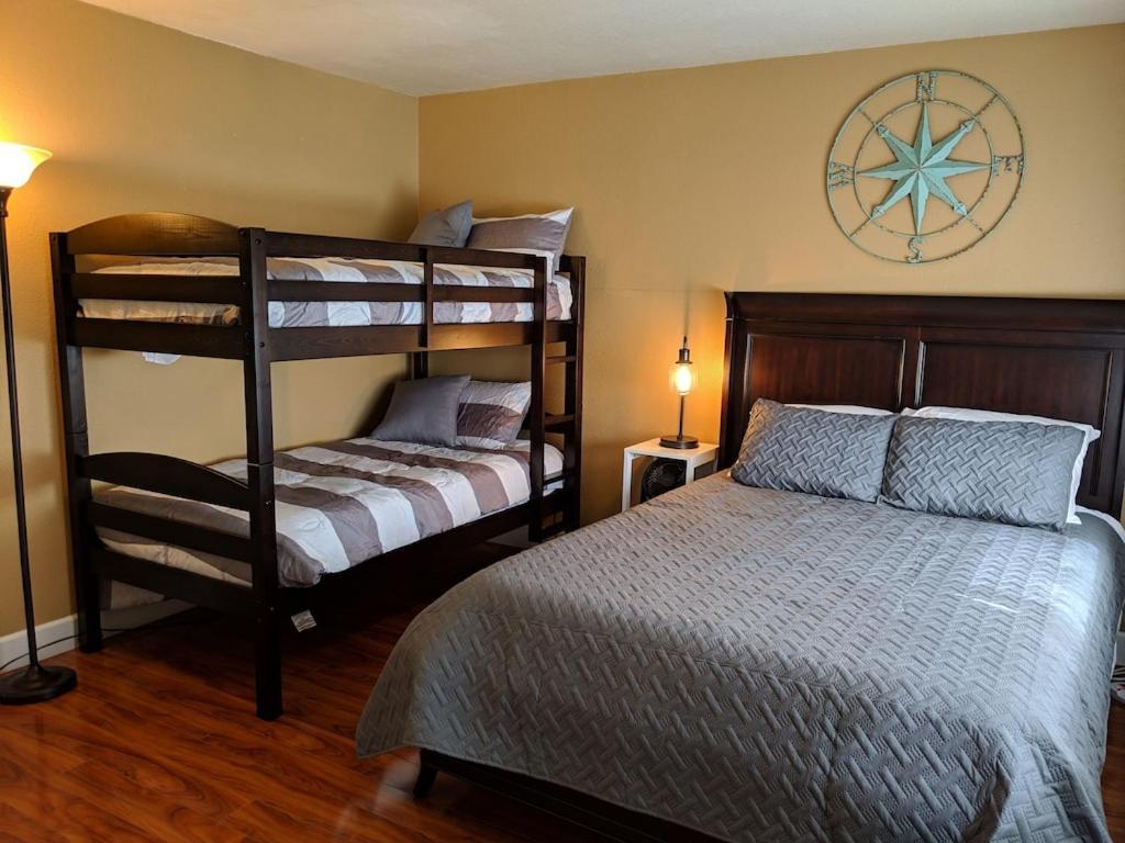Next To Lake, Pool, 10 Acre Park, 1 Mile To Town, Prices Chelan