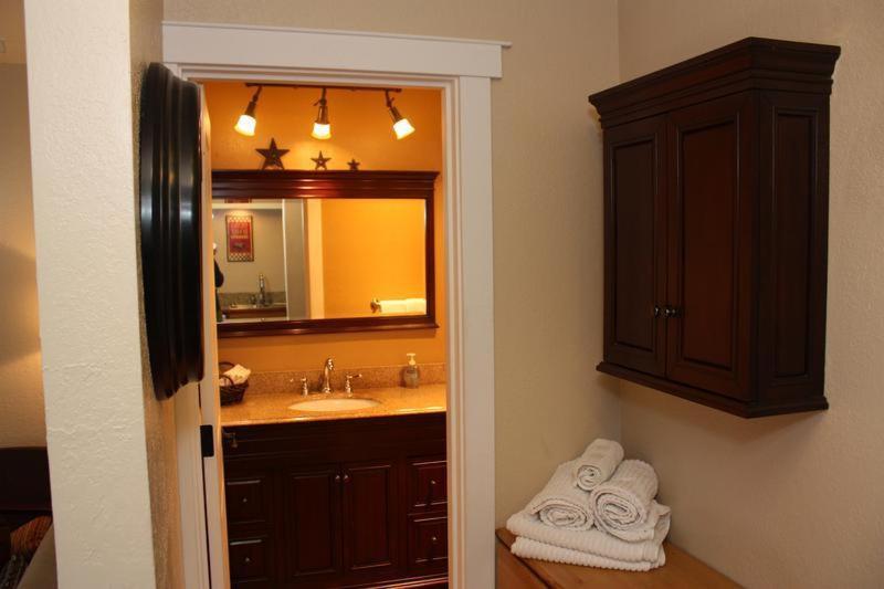 Next To Lake, Pool, 10 Acre Park, 1 Mile To Town, Prices Chelan
