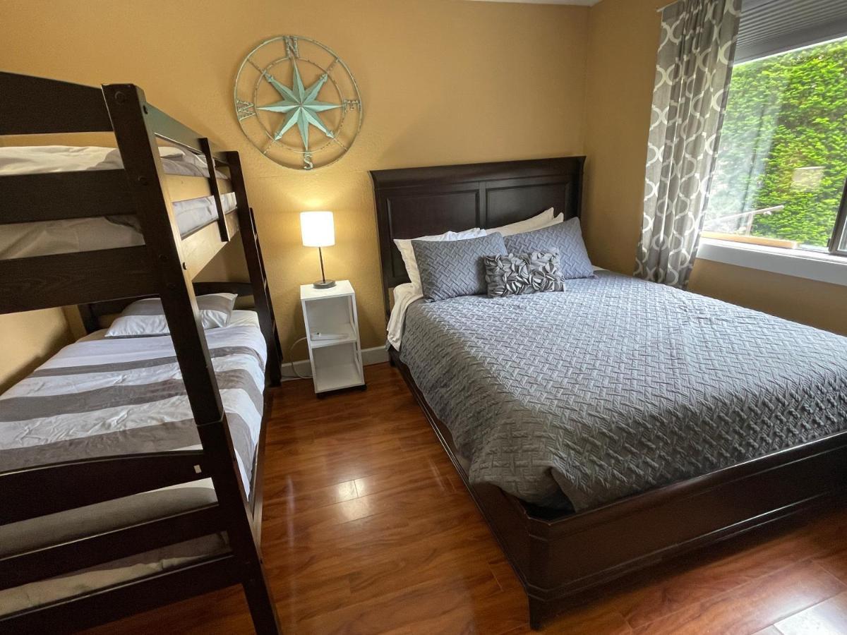 Holiday home Next To Lake, Pool, 10 Acre Park, 1 Mile To Town, Prices Chelan