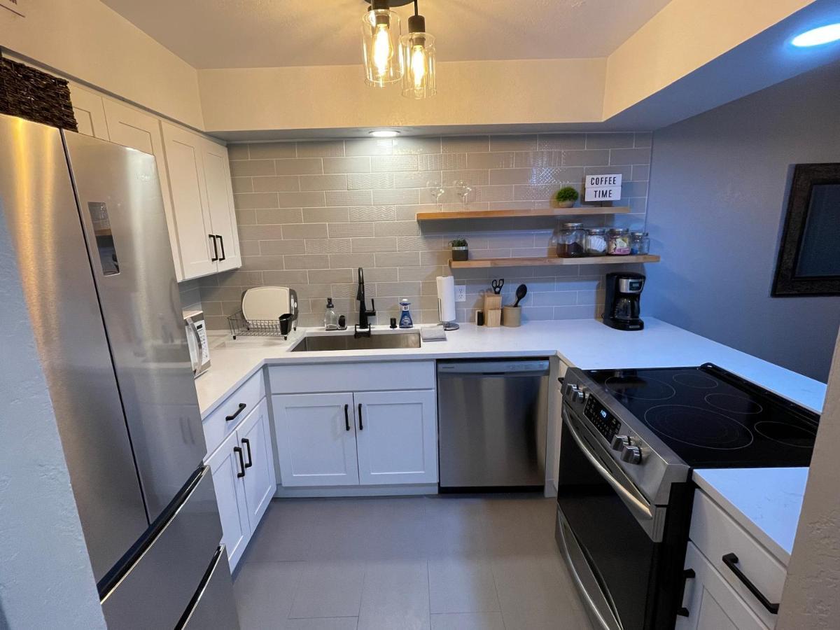 Next To Lake, Pool, 10 Acre Park, 1 Mile To Town, Prices Holiday home Chelan